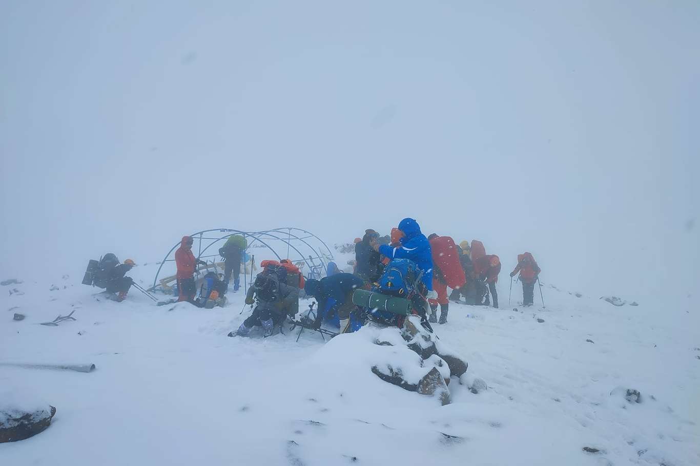 Dağcılar olumsuz hava şartları nedeniyle Ağrı Dağı'na tırmanamadı Dağcılar olumsuz hava şartları nedeniyle Ağrı Dağı'na tırmanamadı